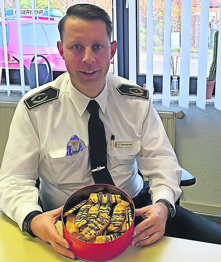 Heinz Dieter Abels, Feuerwehrleiter Jüchen, überrascht seine Kollegen regelmäßig mit Leckereien. <![CDATA[]]>