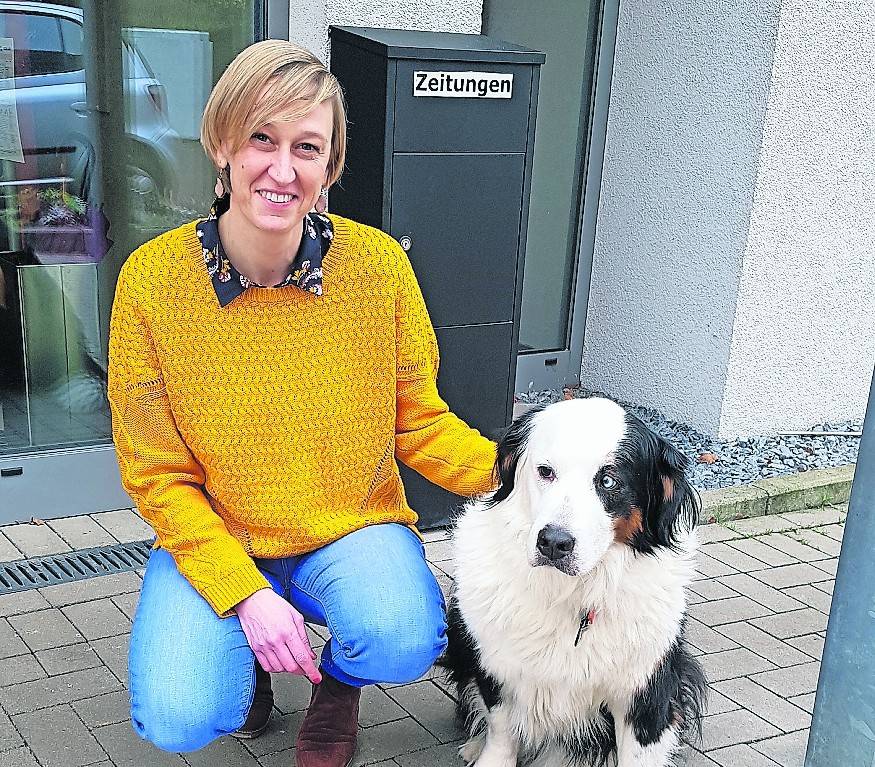 Auf dem Chef-Sessel angekommen: Ulrike Hauschild und ihr Begleiter Hund „Momo“