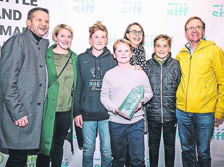 Julius Weckauf (Mitte) mit dem „SIFF-Award“ im Kreise einer Eltern (links) und der Gastfamilie. <![CDATA[]]>