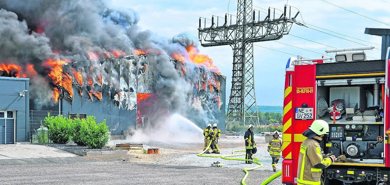   Einer der anspruchsvollen Einsätze im Jahre 2019: Beim Großbrand in Kapellen waren die Florianer. Dort stand eine große Halle im Vollbrand.  