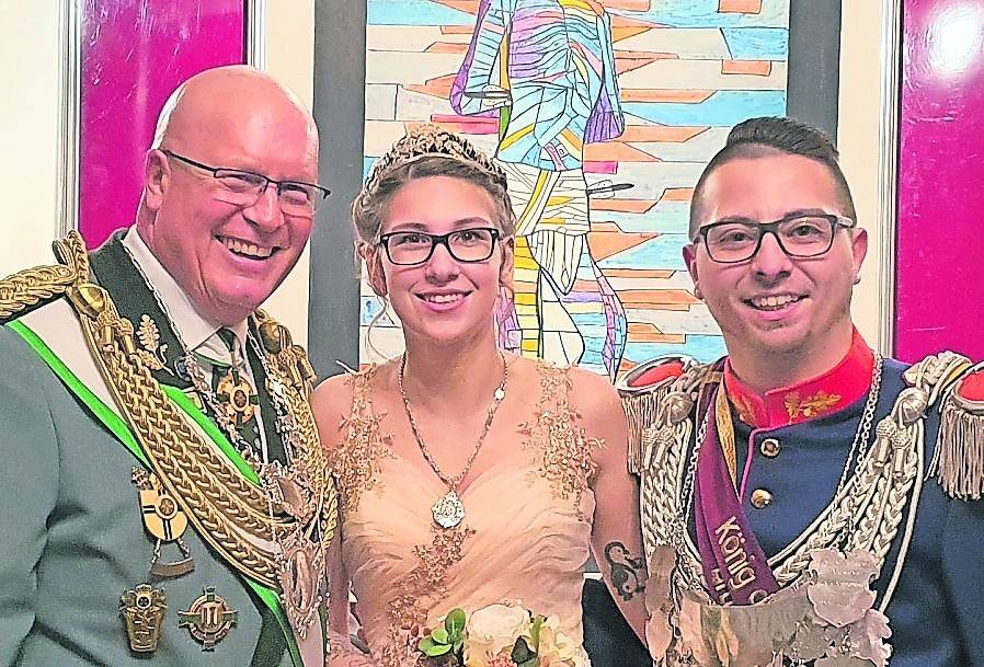  Sie freuen sich nach eigenem Bekunden sehr auf das vor ihnen liegende Schützenjahr als Königspaar der Gindorfer „St. Sebas-tianus-Bruderschaft: Thomas und Jenny Krempf gemeinsam mit Brudermeister Robert Hoppe (links). Das neue Brudermeisterduo in Gindorf: Robert Hoppe und Jürgen Moll. 