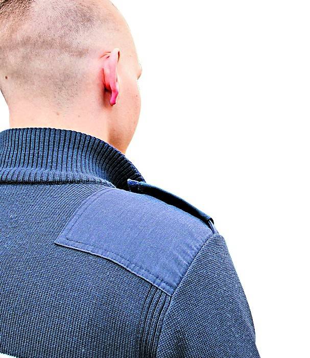  Nikita Gollan vor „seiner“ Wache. Den Wach- und Wechseldienst empfindet der junge Polizist als interessante Herausforderung.  