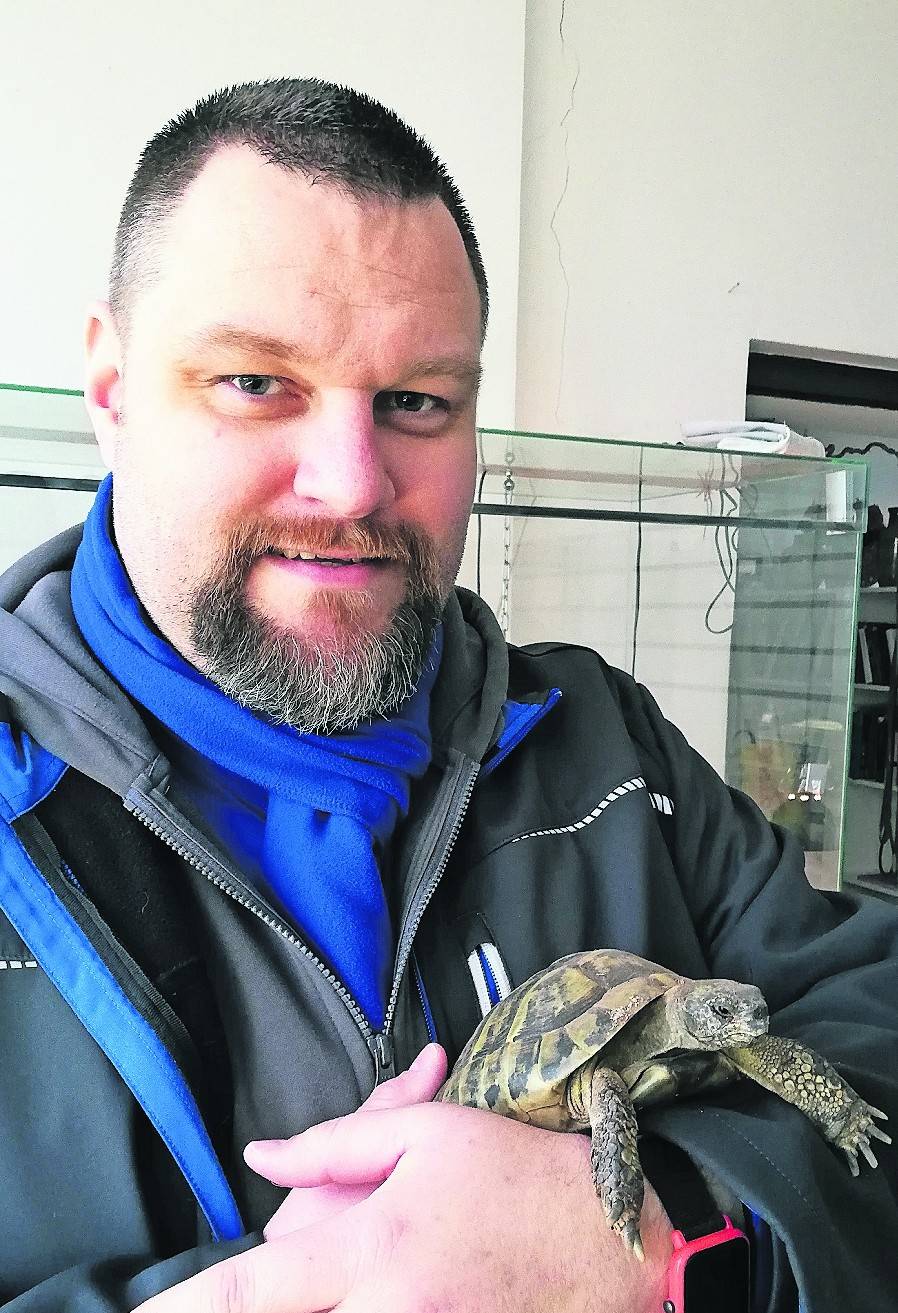  Benjamin Pasternak schlägt Alarm: So harmlos wie diese süße Schildkröte sind nicht alle Tiere, die im Tierheim Oekoven abgegeben werden.  