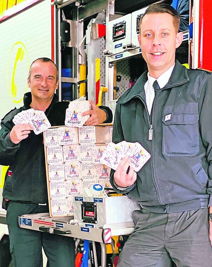  Im Foto von Stefan Meuter und Heinz-Dieter Abels vom Verband der Feuerwehren im Rhein-Kreis.  