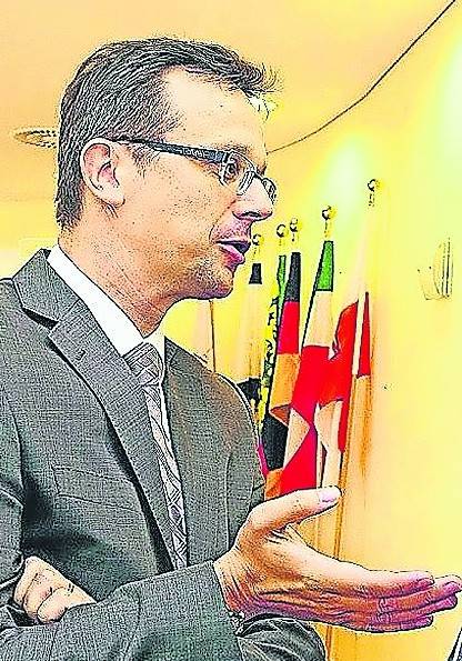  Reihenweise sollen Bäume für den Bahndamm fallen, der doch so schön grün ist. FDP-Fraktions-Chef Stephan Kunz. 