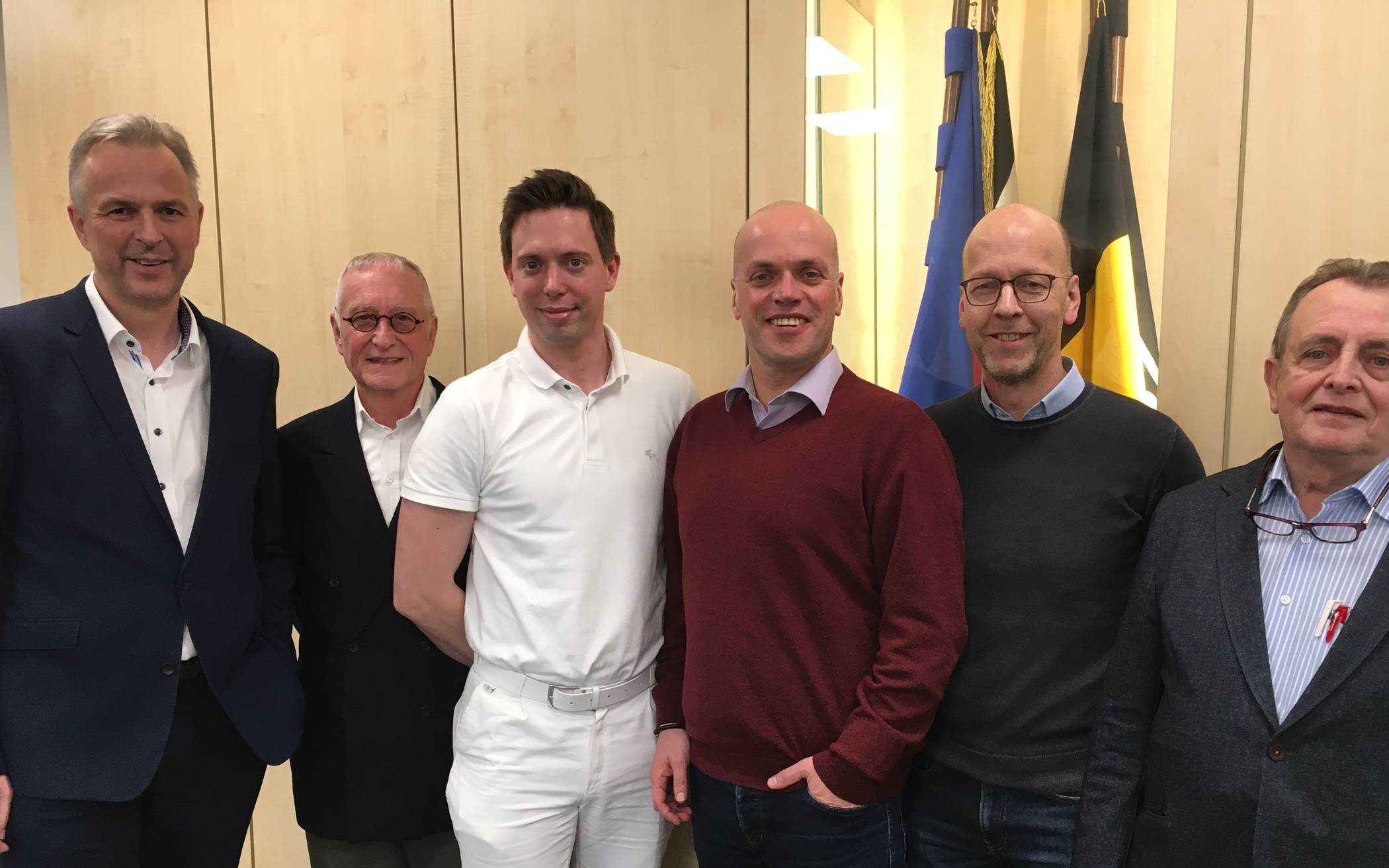  Kreisdirektor Dirk Brügge, Dr. Horst und Dr. Fabian Katt, Bürgermeister Klaus Krützen, Dr. Geert Buß und Dr. Peter Stöcker im Anschluss an eine erste Besprechung. 
