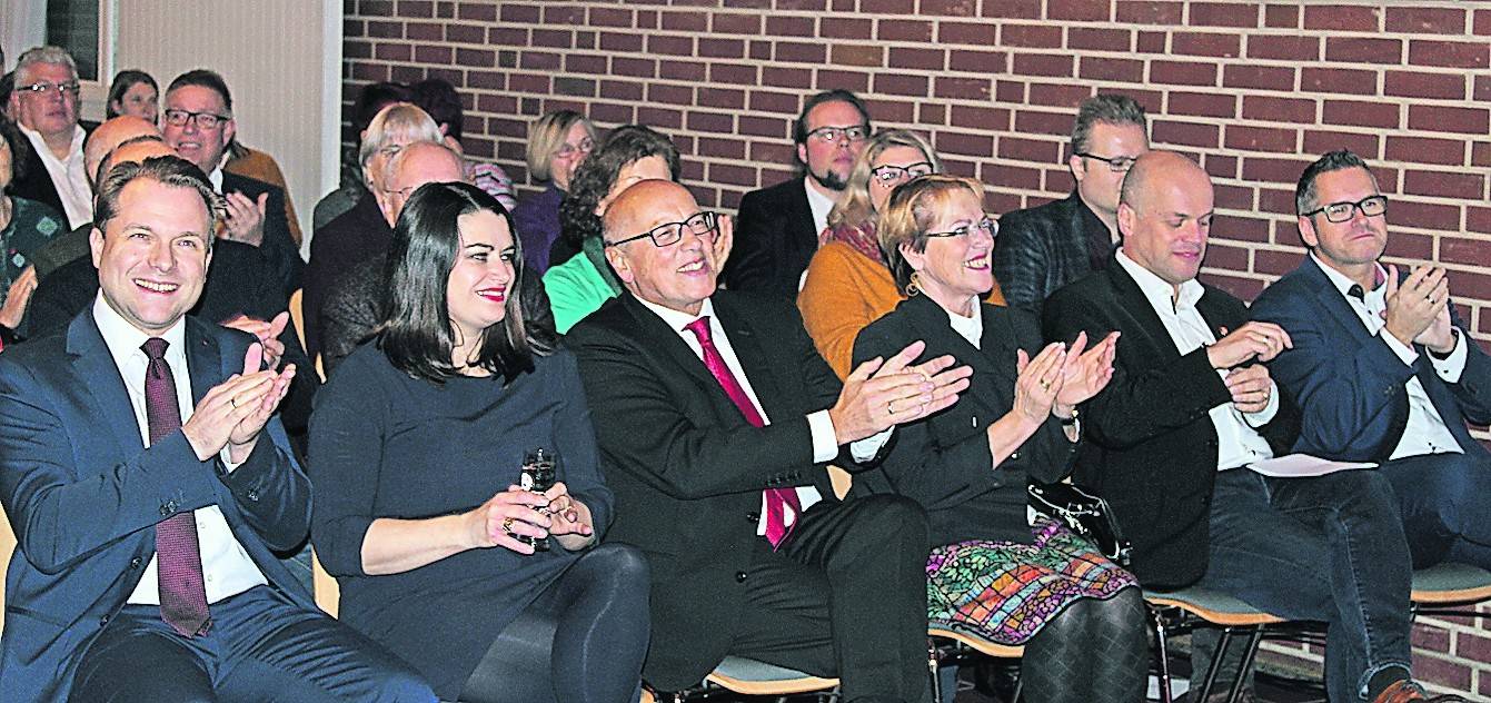  Immer an der Seite des Bürgermeisters: Janine Mertens, die es an diesem Abend unter anderem auch genoss, nach der Schwangerschaft endlich mal wieder hohe Schuhe tragen zu können. Und die waren knallrot, passend zum Anlass dieses Abends. Schon vor der Nominierung ihres Mannes machte sie dabei gegenüber dem Erft-Kurier deutlich, dass es trotz der eindeutigen Lage rund um die Bürgermeisterwahl im September darum gehen müsse, möglichst viele Bürger an die Wahlurne zu bekommen.Gespräche in der „fish bowl“. Die Moderatorin kam von der Friedrich-Ebert-Stiftung und reiste eigens aus Bonn an.Die ersten drei, vier Reihen (knapp 50 Plätze) waren den zahlosen Ehrengästen vorbehalten. . 
