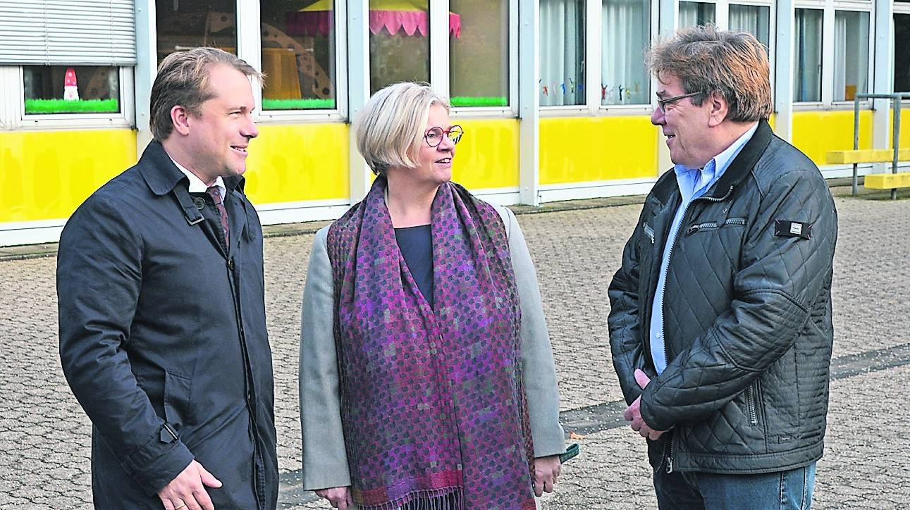 Bürgermeister Martin Mertens, Schulleiterin Annette Gruner und Ausschussvorsitzender Dr. Udo Flegel (von links). <![CDATA[]]>