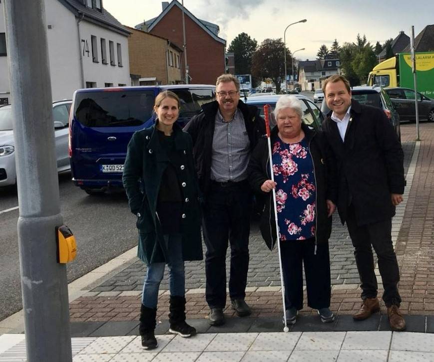  Ortstermin mit einer Betroffenen: Gerda Moritz, Rudolf Reimert, Fr. Daub,  Martin Mertens (von links). 