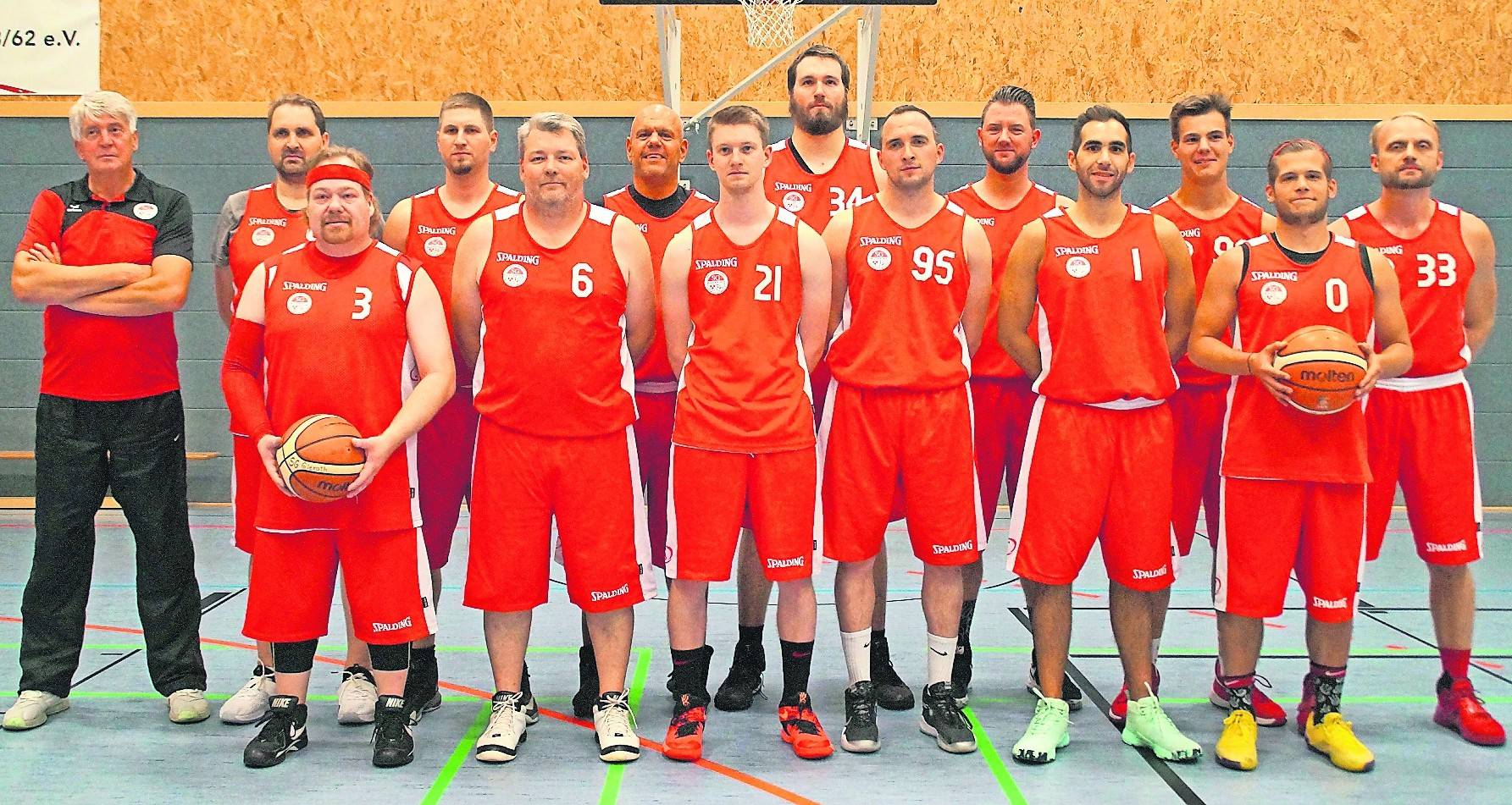  Die Meistermannschaft der SG Gierath: Alexander Bayer, Birger Berghoff, Torsten Beyer, Andreas Birkholz, Jochen Busse, Sergio Cuffaro, Daniel Gerbrand, Michael Heiß, Roland Hesse, Thomas Hölsken, Niklas John, Timm Kaminski, Jan Kopshoff, Alexander Middendorf, Björn Pütz, Miro Rafaneli, Gergö Vados, Christian Wolf.Die Rot-weißen spielten eine tolle. wenn auch kurze Saison. 