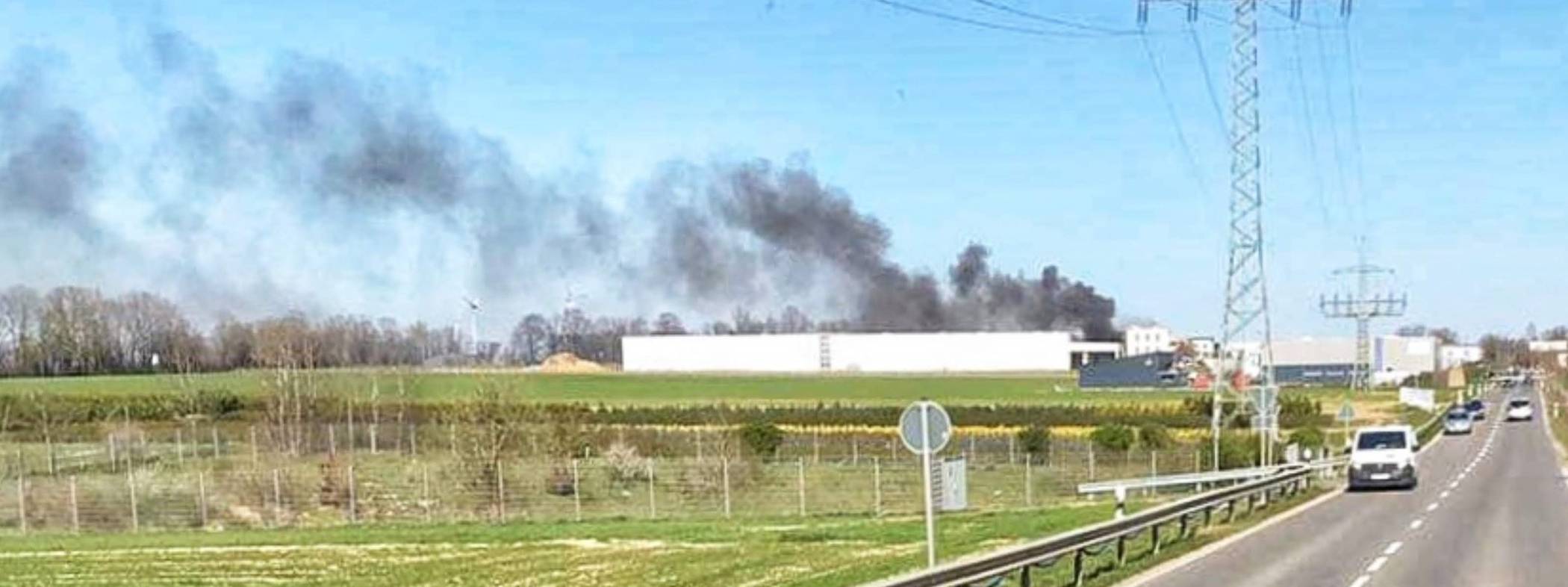  Starke Rauchentwicklung bei Feuer auf Baustelle. 