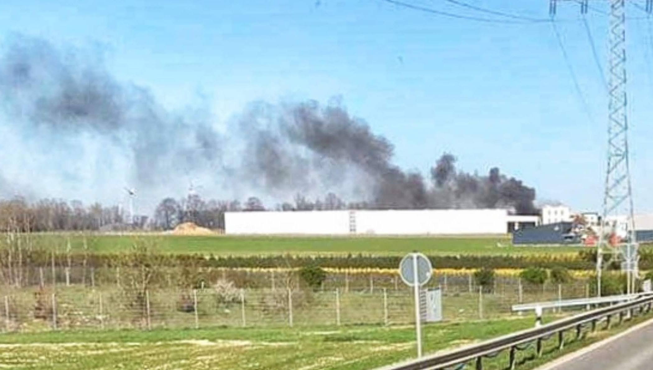 Starke Rauchentwicklung bei Feuer auf Baustelle.