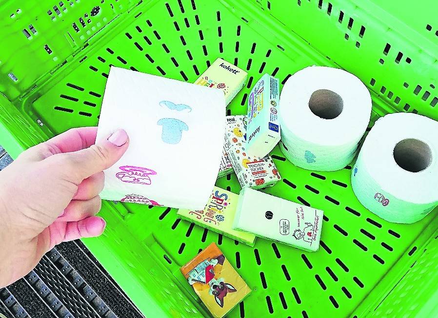  Wer noch Toilettenpapier und Taschentücher hat, kann diese für Menschen spenden, die beim Einkauf leer ausgegangen sind.Gary Cooper bei seinem kleinen Online-Konzert. 