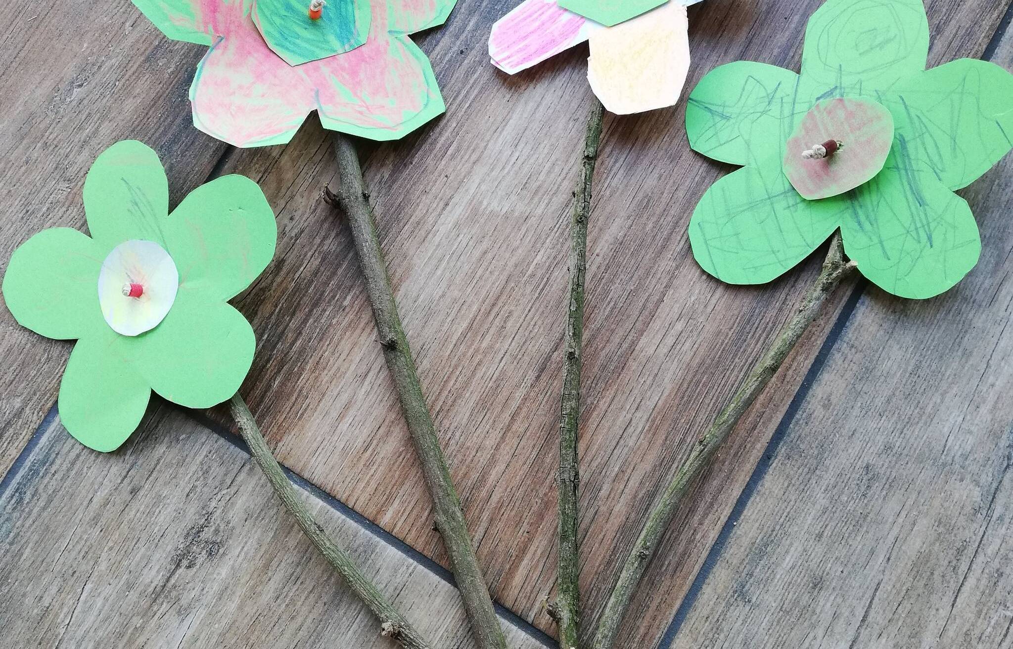  Heute holen wir uns etwas Frühling ins Haus, indem wir Blumen basteln. 