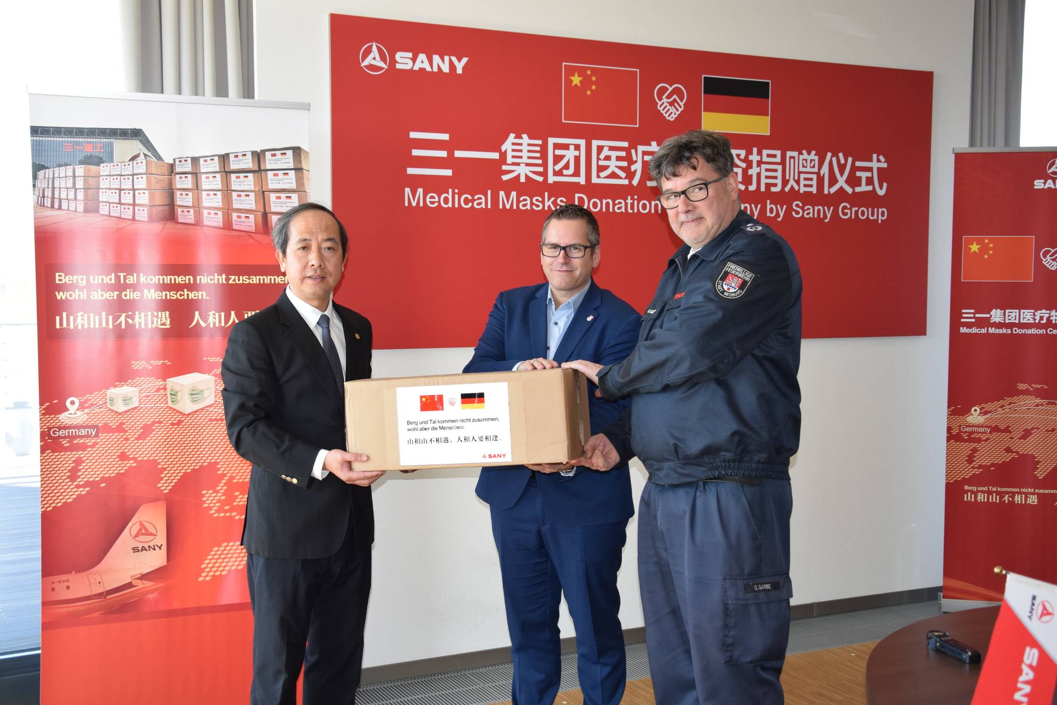  Um die niedergelassenen Ärzte in Bedburg vor Engpässen mit Atemschutzmasken zu schützen, haben Bedburgs Bürgermeister Sascha Solbach und Guido Garbe, Leiter der Freiwilligen Feuerwehr,  von  "Sany" 2000 Atemschutzmasken überreicht bekommen. 