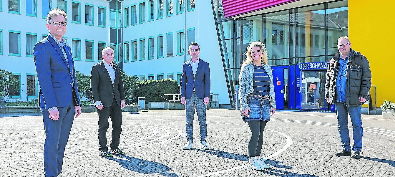  Als Infektionsschutz-Team des Kreis-Gesundheitsamts im Dauereinsatz (von links): Dezernent für Umwelt und Gesundheit Karsten Mankowsky, Leiter des Gesundheitsamtes Dr. Michael Dörr, Frederic Held, Verwaltungsleiterin Nadine Broisch und Gesundheitsaufseher Klaus Stutz. Er stellt das Bindeglied zwischen Kreisleitstelle, Polizei und Gesundheitsamt her. Schnelles Handeln erforderlich.