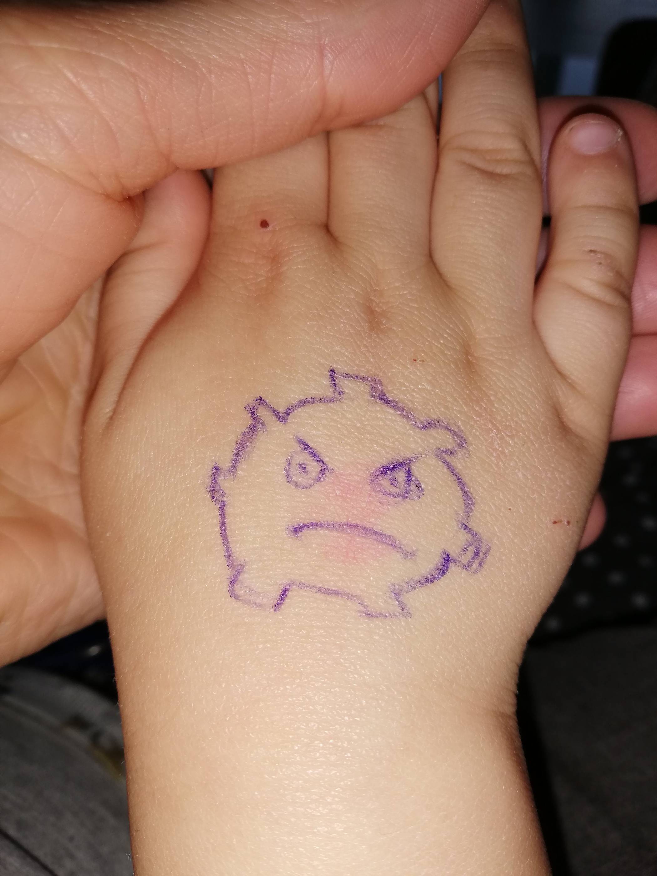  Um zu verdeutlichen, wie wichtig das Händewaschen ist, haben wir heute ein kleines Corona-Monster auf die Hand gemalt. 