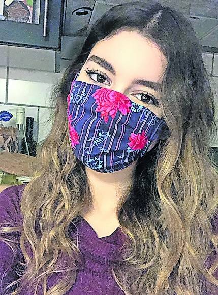  Chiara Middeldorf unterstützt ihre Mama Claudia. Sie zeigt, wie die Masken aussehen.  