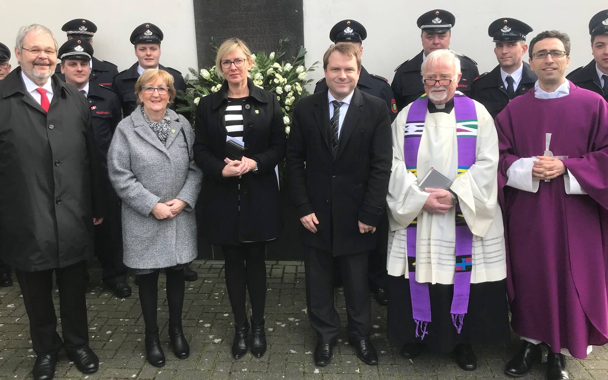  Neben Mertens nahmen (noch vor der Kontaktsperre) auch seine Stellvertreterinnen Ellen Klingbeil und Bianka Mischtal an der Gedenkfeier teil. 