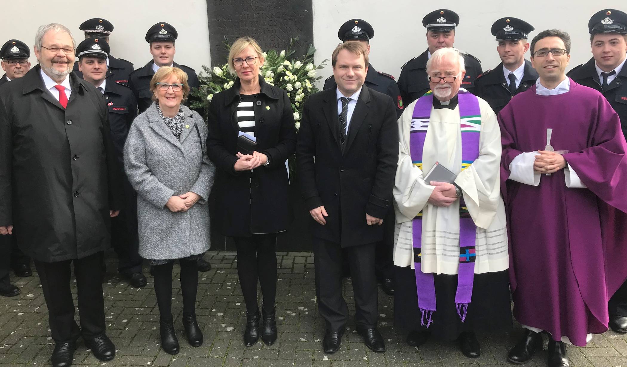  Neben Mertens nahmen (noch vor der Kontaktsperre) auch seine Stellvertreterinnen Ellen Klingbeil und Bianka Mischtal an der Gedenkfeier teil. 