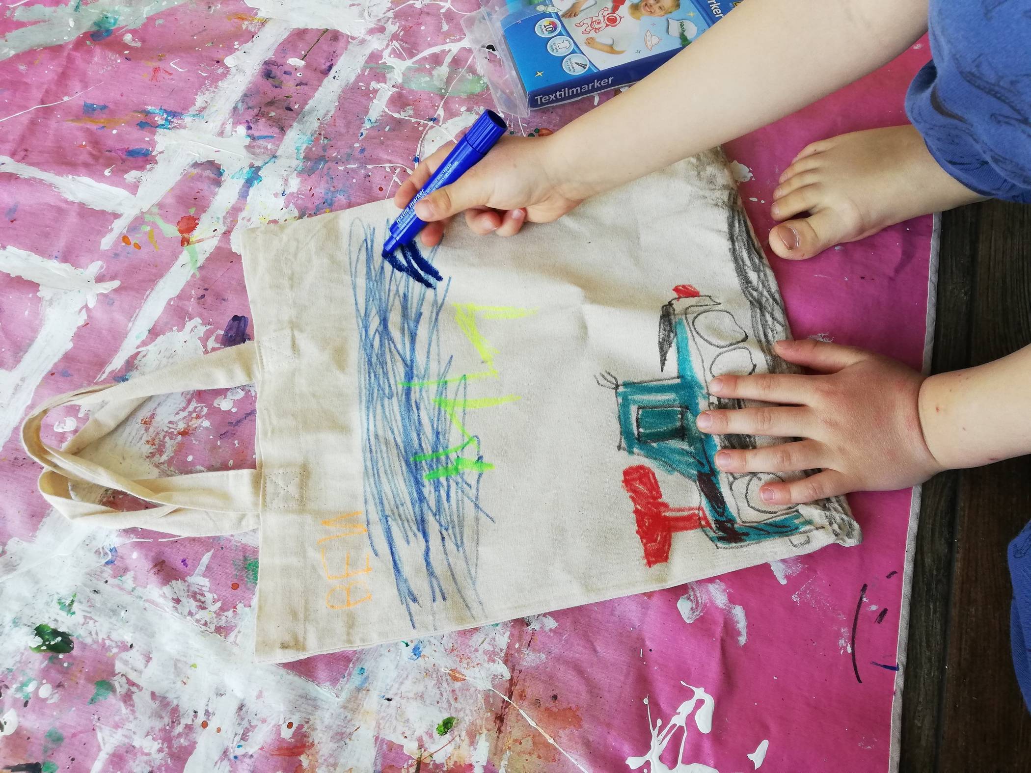  Selbst bemalte Stofftaschen ersetzen Plastiktaschen. 