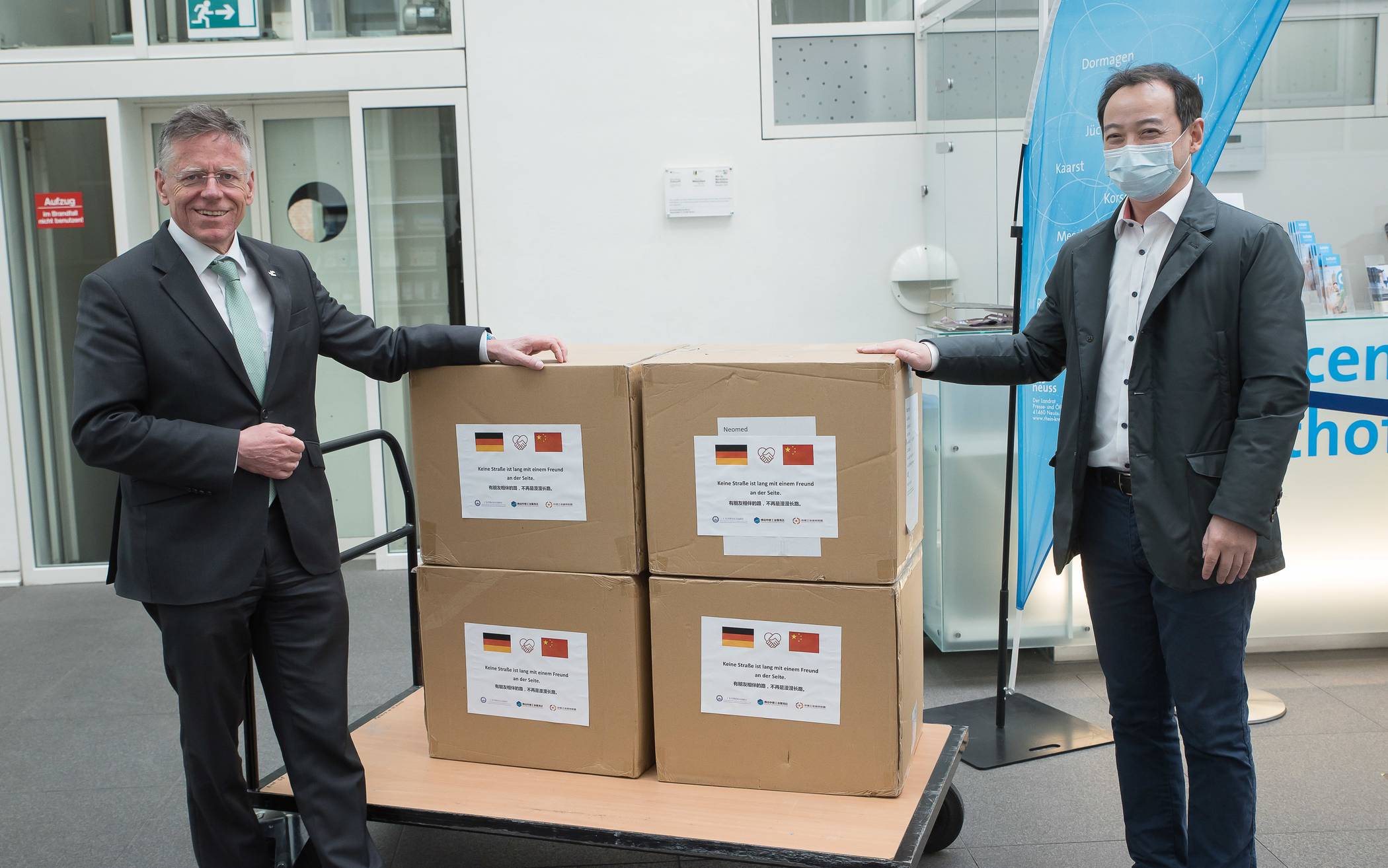  10.000 Mund-Nasen-Schutzmasken für den Rhein-Kreis: Landrat Hans-Jürgen Petrauschke nahm die Spende von Foshan-Repräsentant Qiang Rong entgegen. 
