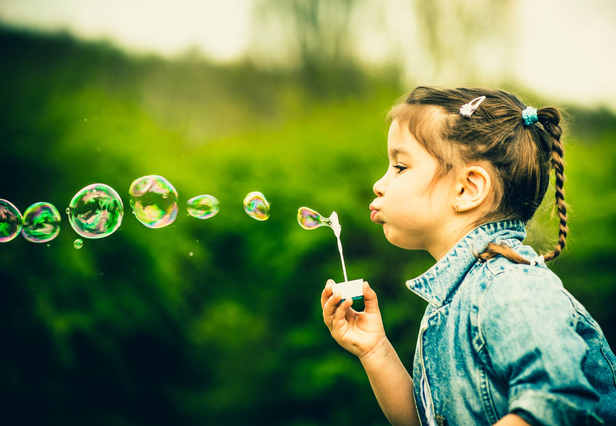  Gute Tipps gegen Langeweile: Kleine Spiele und Herausforderungen an Kids jeden Alters. 