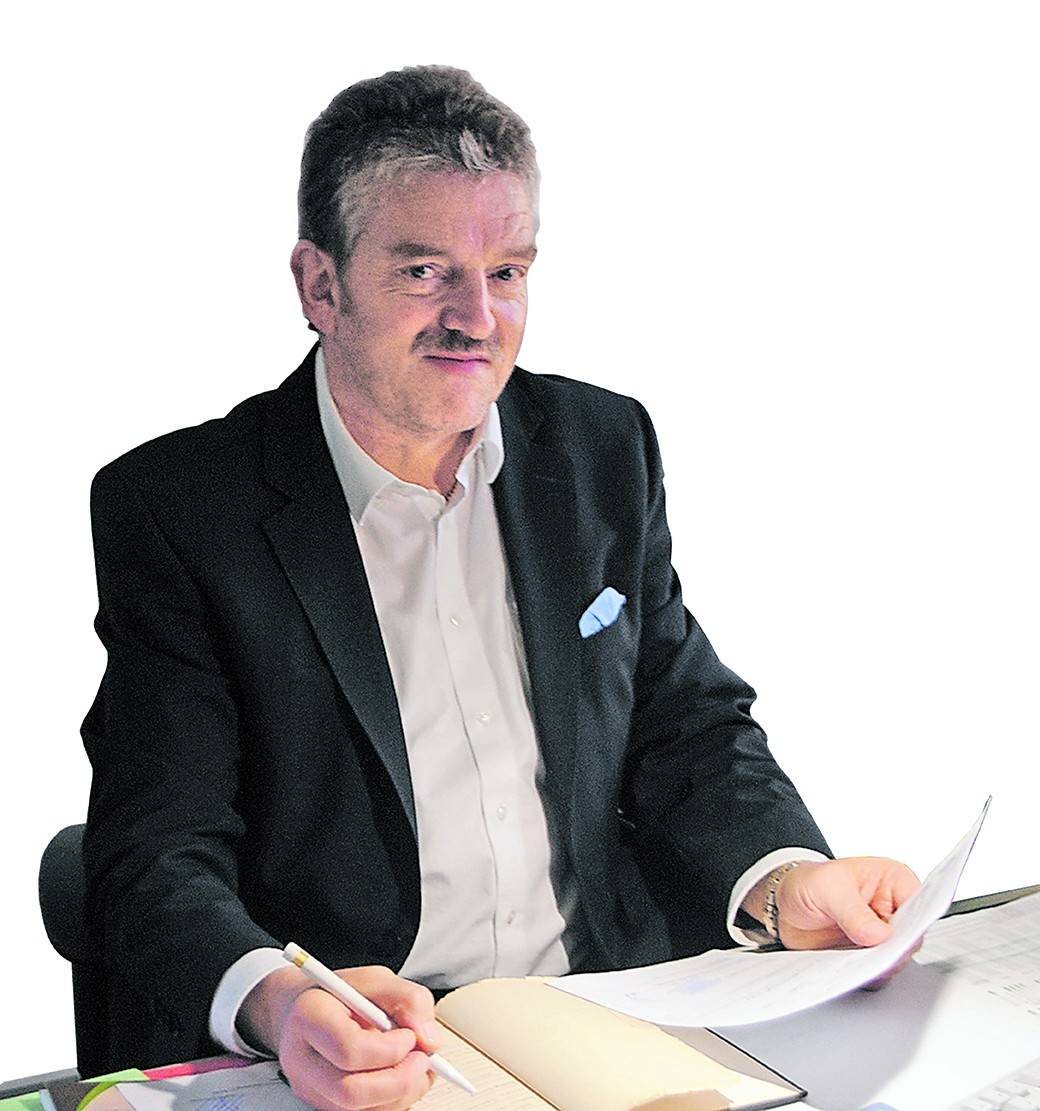  Martin Scheffler, Standesbeamter in Grevenbroich, führt weiterhin Trauungen im kleinstmöglichen Rahmen durch. 
