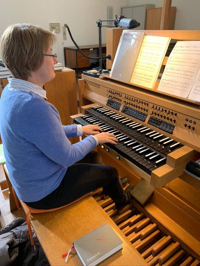  In der ersten Ausgabe des neuen Youtube-Formats konnten die Zuschauer den Klängen von Kerstin Landsky an der Orgel lauschen. Drei Ausgaben des musikalischen Mittagsgebetes, aus den Kirchen des Pfarrverbandes Vollrather Höhe, sollen pro Woche veröffentlicht werden. 