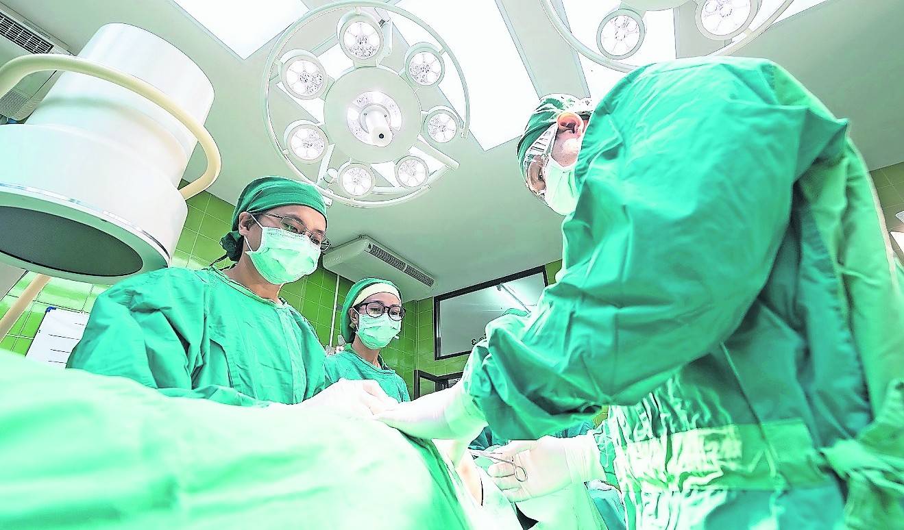  Aktuell wird fast jede geplante Operation verschoben: „Die Menschen möchten nicht unnötig ins Krankenhaus.“  