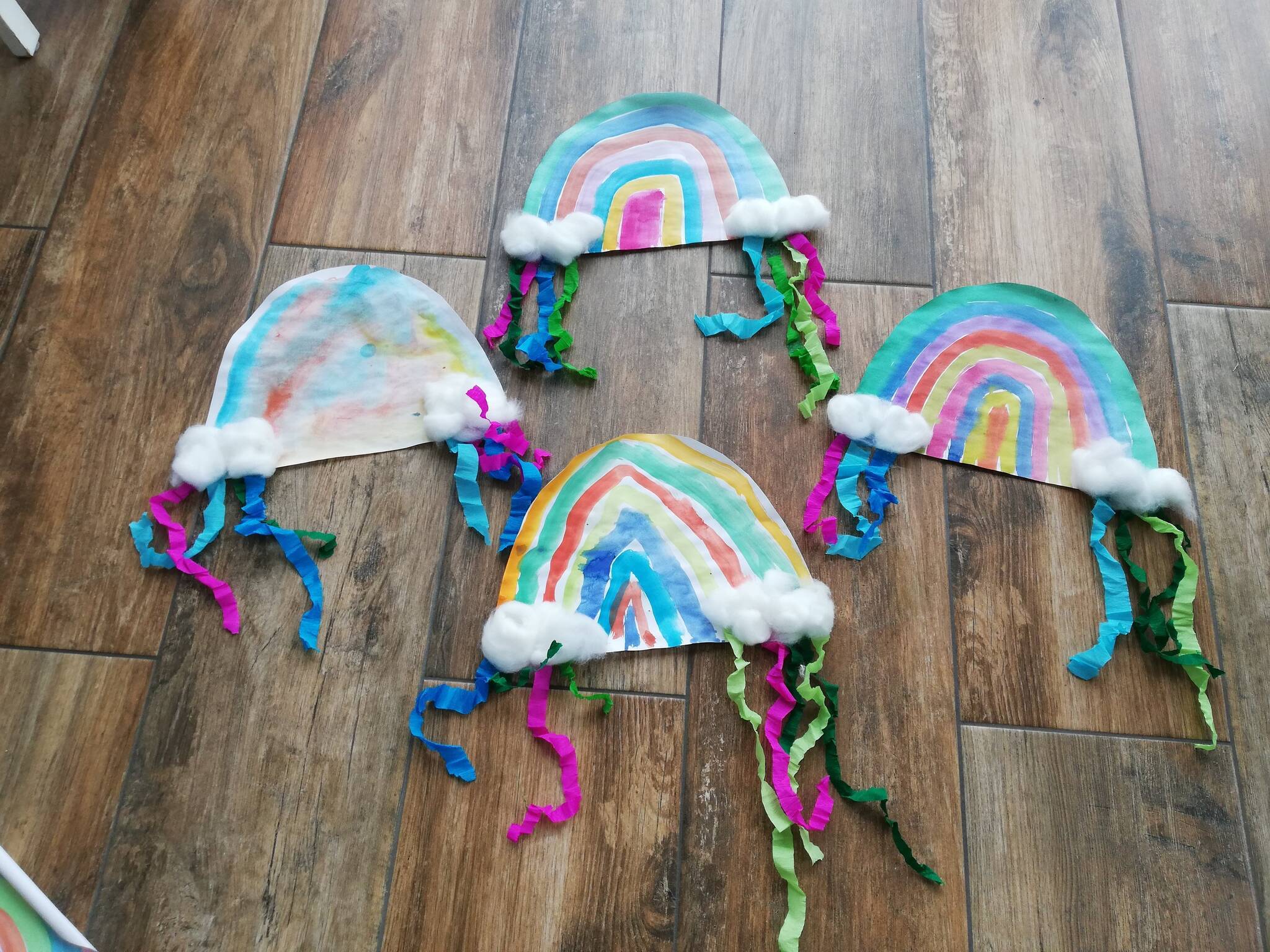  Bunte Regenbögen fürs Fenster. 