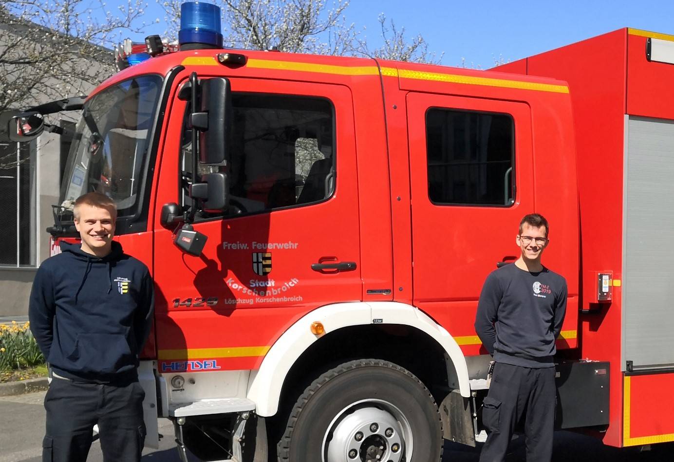  Engagierte Helfer in der Corona-Krise: Unterbrandmeister Torben Wagner und Feuerwehrmann Noel Rubens-Fernandez stehen für die Einsatzbereitschaft der gesamten Freiwilligen Feuerwehr Korschenbroich. 