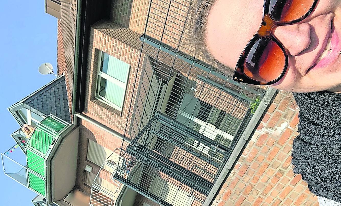 Cerise Beermann und Larissa Derksen besuchen die „b@mm“-Schützlinge am Fenster oder Balkon. <![CDATA[]]>