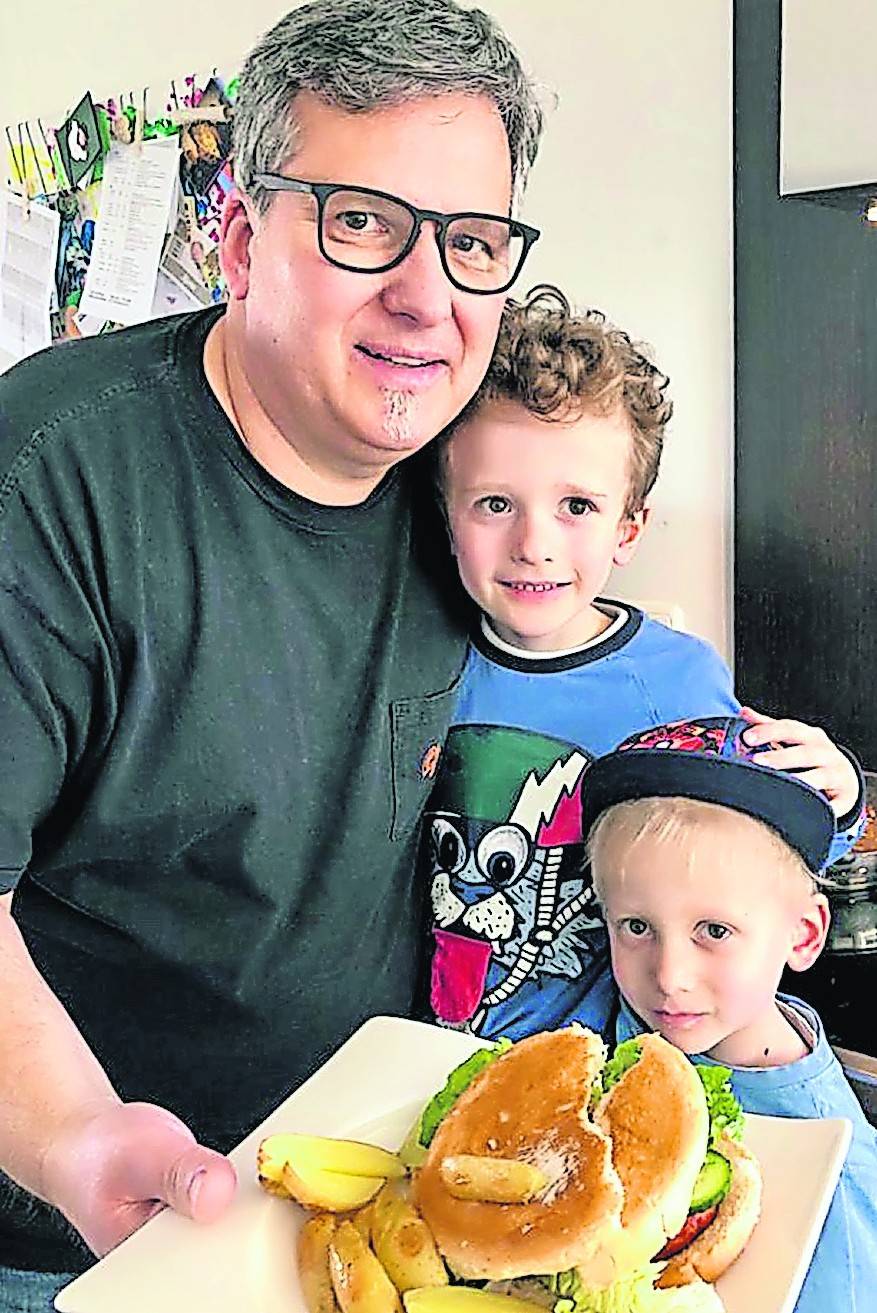 Stefan Bredt hat mit seinen Söhnen Mats und Ole leckere Burger gekocht. Kinder zuhause können die nun nachkochen. 