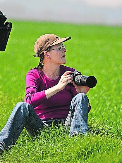      Entstanden ist die Idee zu einem Lehrpfad auf Anregung von Naturtrainerin Martina Meyer.Fotografin Meyer in Lauerstellung... 