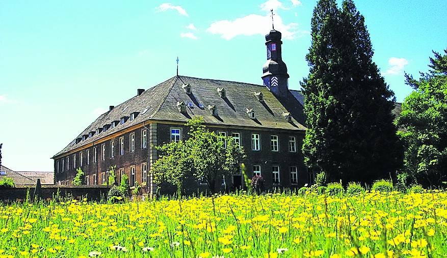 Der Blick über die Klosterwiese auf das würdig-alte Gemäuer.