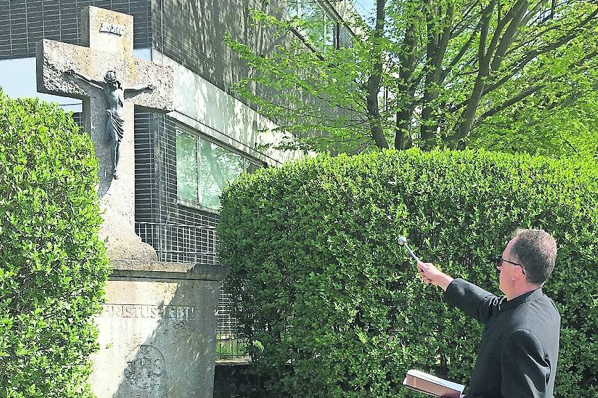   Pfarrer Bernhard Seither hat das in Stand gesetzte Wegekreuz neu eingesegnet. Um Ansammlungen zu vermeiden, wurde die Segnung nicht angekündigt.  