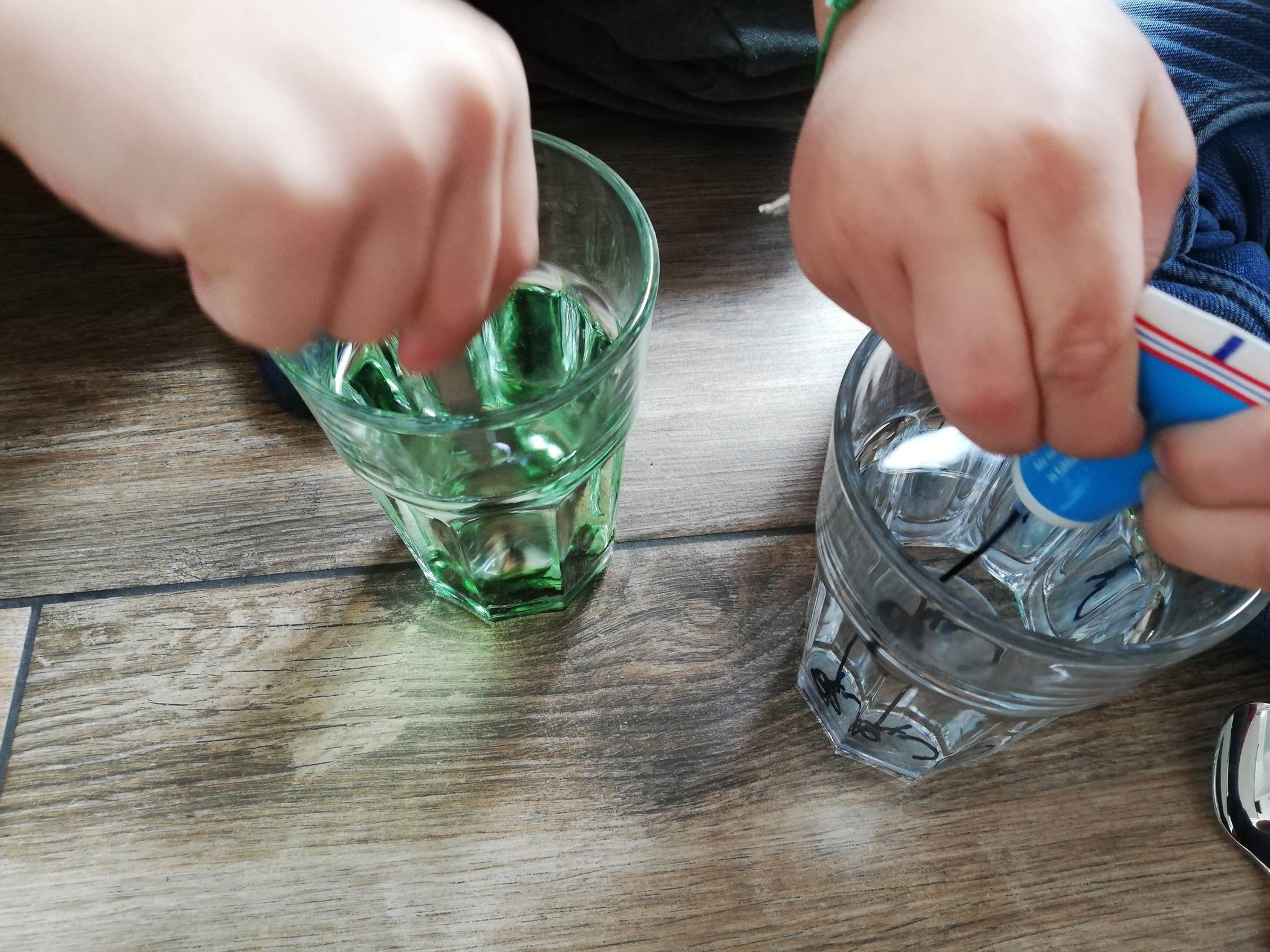  Ins Wasser geben wir Lebensmittelfarbe. 