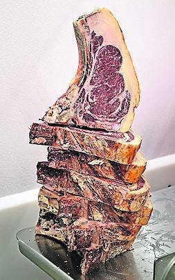  Der hochdekorierte Blogger und seine Vorlieben: Dry-Aged-Beef und Gin marinierter Lachs an Spargel.  
