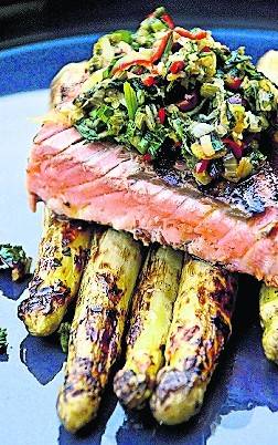 Mit Gin marinierter Lachs an Spargel. 