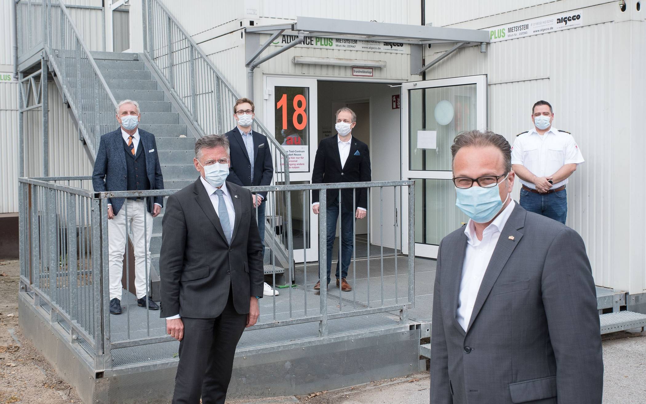  Landrat Hans-Jürgen Petrauschke und Bürgermeister Reiner Breuer beim Besuch des Corona Testcenters mit (von links) Dr. Gerd Steiner, Tim Pukies, Dr. Guido Pukies und Daniel Brandt vom DRK. 