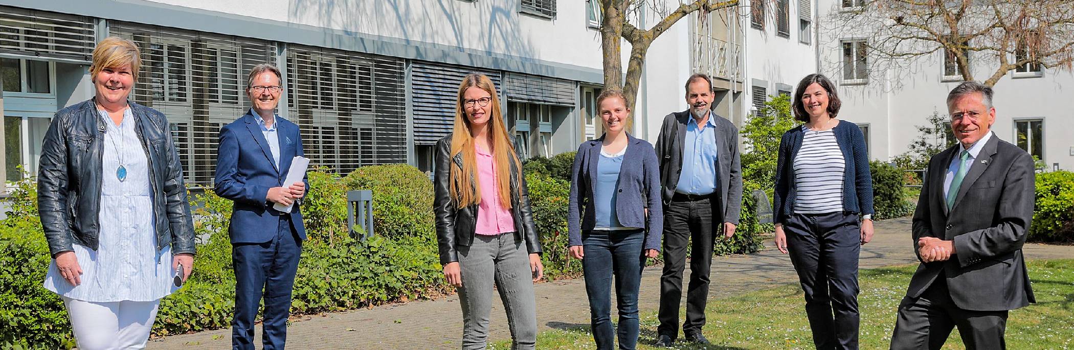  Im Bild von links: stellvertretenden Personalamtsleiterin Sabine Floryszak, Gesundheitsdezernent Karsten Mankowsky, Maike Poick, Andrea Ritzert, Markus Morawietz, Heike Loosen sowie Landrat Hans-Jürgen Petrauschke.  
