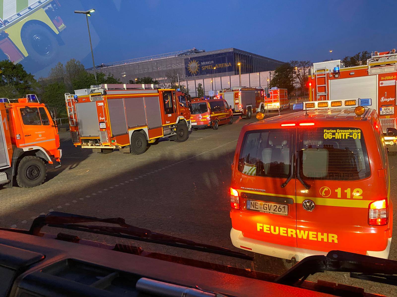  Feuerwehren aus dem Kreis im Bereitstellugsraum an der Messe Düsseldorf. 