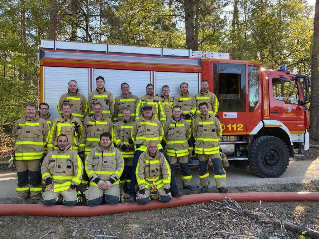  Waldbrand Niederkrüchten Einsatzkräfte aus Gustorf und Hemmerden vor dem Einsatz.  
