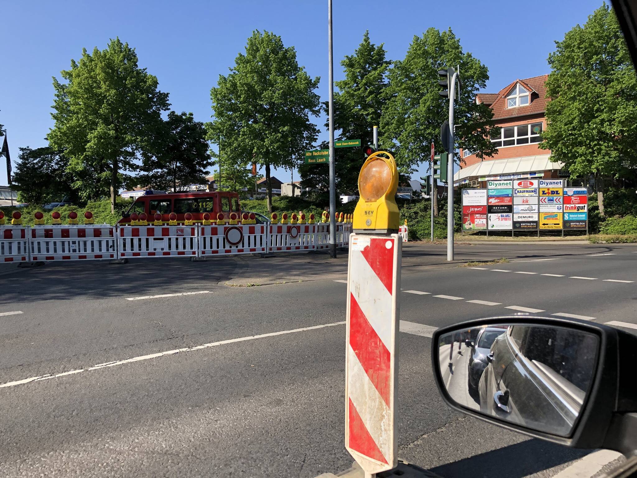  Das „Hammerwerk“ wrude weiträumig abgesperrt. Eine Folge: Die Bäckerei im Edeka-Markt  blieb auf ihrem Kuchen sitzen. Krützen sagte zu, dass Möglichkeiten einer Verdienstausfall-Entschädigung geprüft werden, 