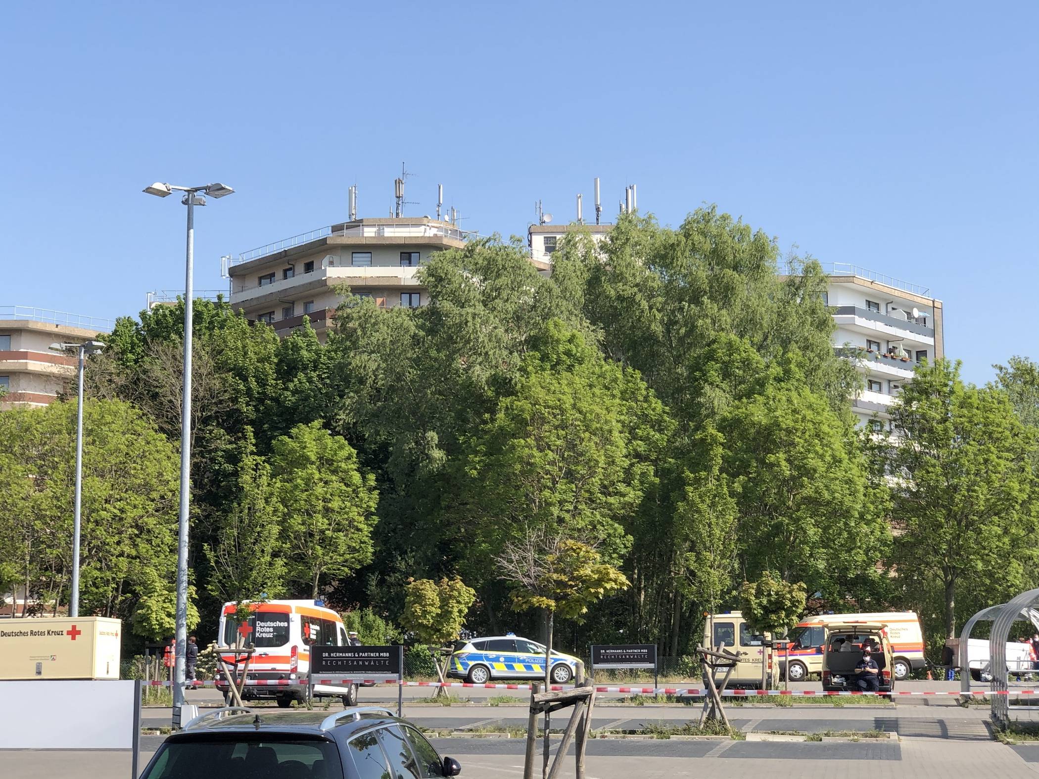  Ein Blick über den Edeka-Parkplatz: Unter anderem das Deutsche Rote Kreuz hat hier seine Stationen aufgebaut. 