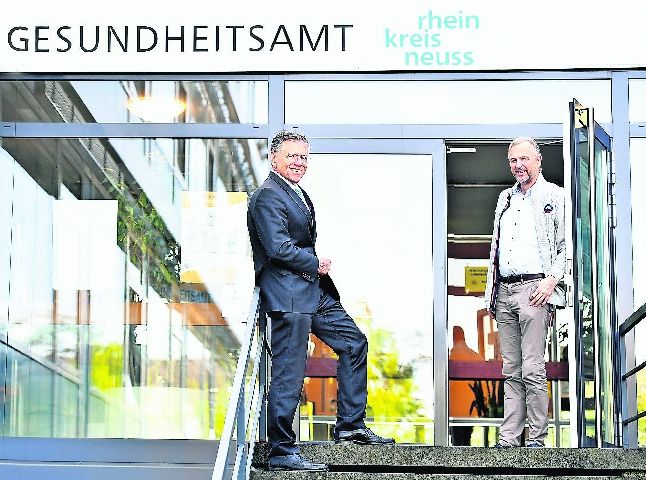  Landrat Hans-Jürgen Petrauschke (links) und Kreisdirektor Dirk Brügge arbeiten intensiv für die weitere Eindämmung des Corona-Virus im Rhein-Kreis.  