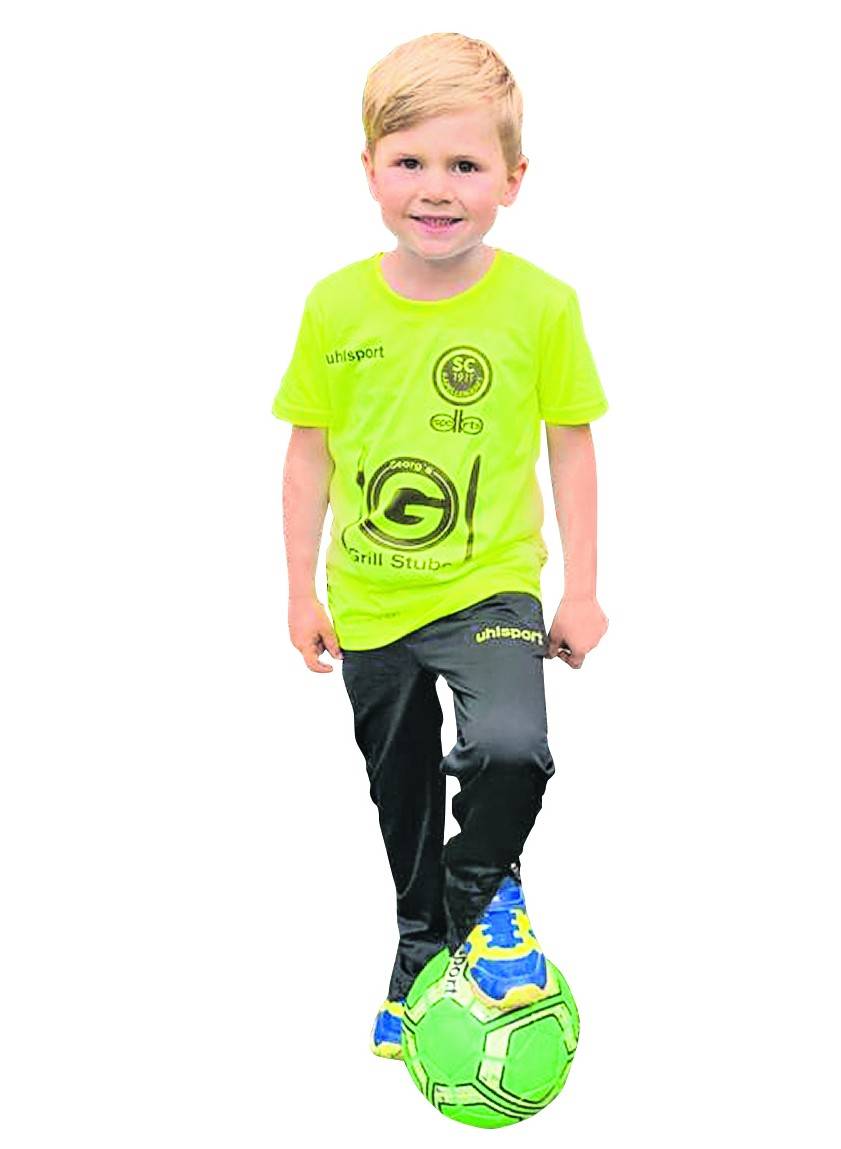   Henry Lieverscheidt (links) vermisst das Fußballspielen mit seinen Freunden. 