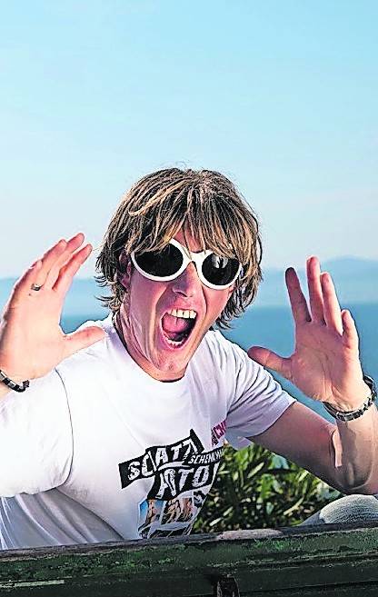  Auch Mickie Krause kommt. 