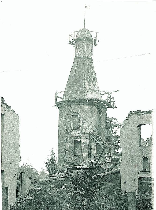  Diese beiden Fotos aus dem Archiv des Kreises zeigen die Zeitenwende, die gestern vor genau 75 Jahren mit dem Ende des Zweiten Weltkrieges eingeleitet wurde: Zerstörung und Wiederaufbau in der Grevenbroicher Innenstadt.  